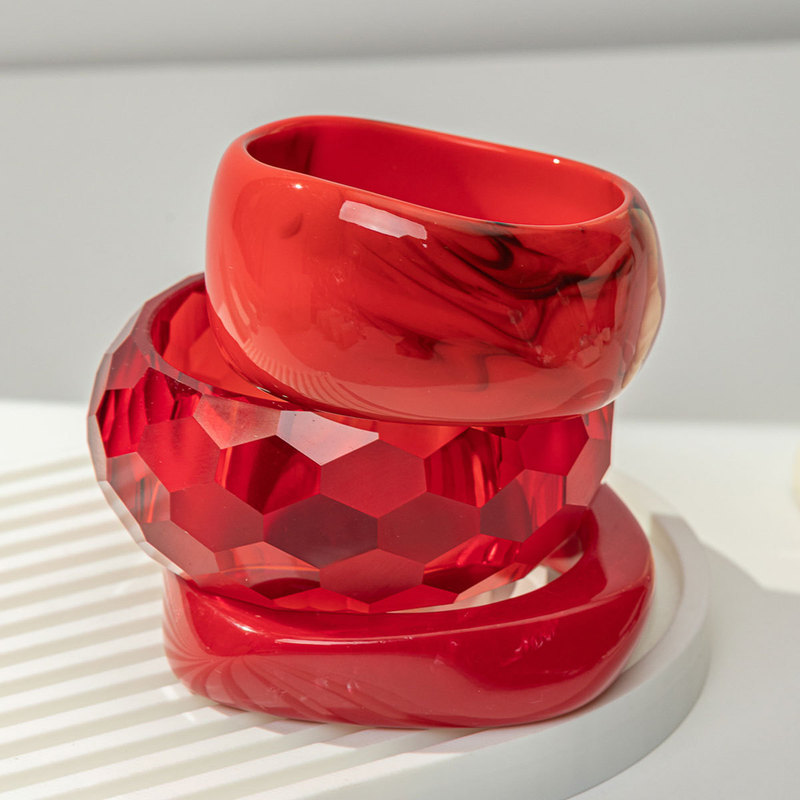 European and American Retro Red Gradient Resin Bracelet, Light Luxury High-End Style, Exaggerated Fashion Simple Hand Jewelry for Women European and American Retro Red Gradient Resin Bracelet, Light Luxury High-End Style, Exaggerated Fashion Simple Hand Jewelry for Women