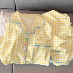 ミルクイエローの格子の春と秋の長袖のパジャマの女性の新型の刺繍の愛の家の服のスーツは外に着て実際に卸売りすることができます。