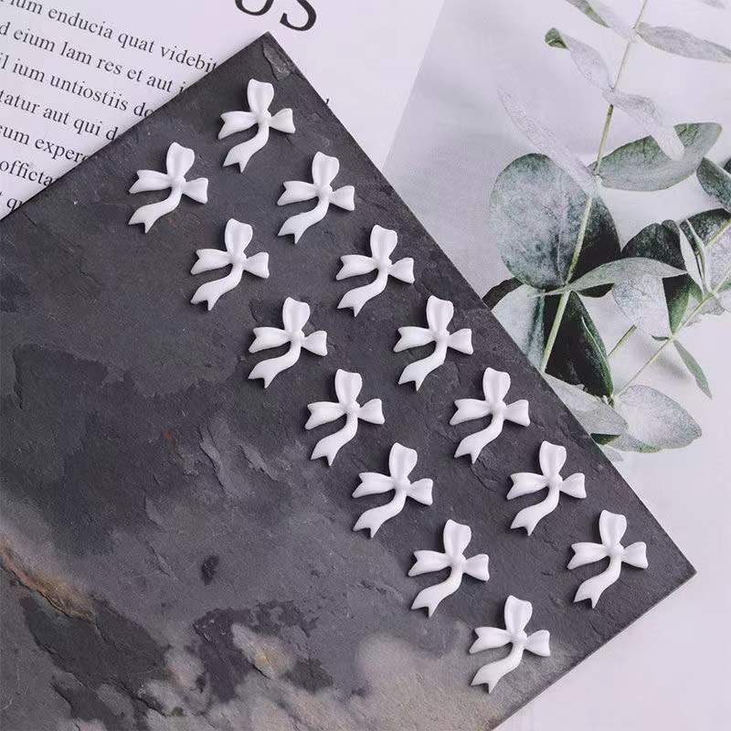 White Japanese jewelry for manicure with bow