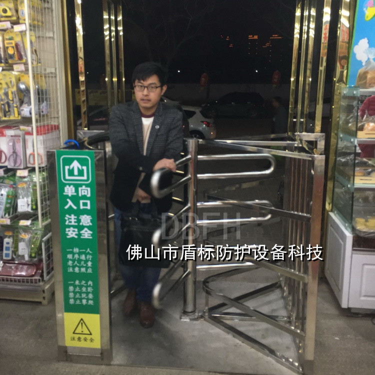 A超市单向半高闸