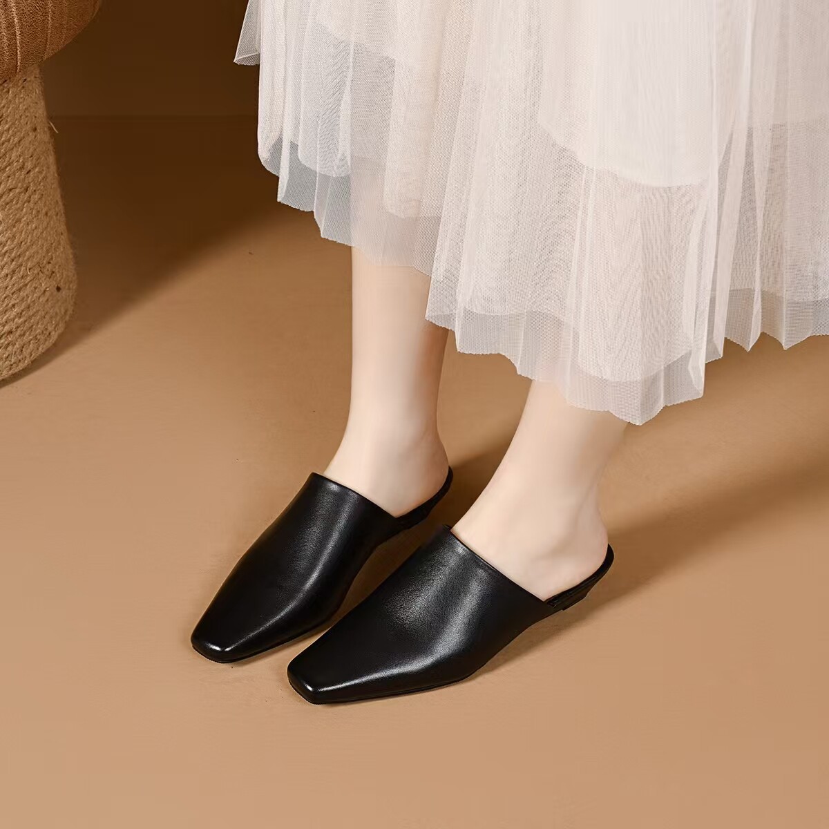 Dép sandal nữ da thật mũi vuông quai chữ V đế bệt chống trượt — màu đen