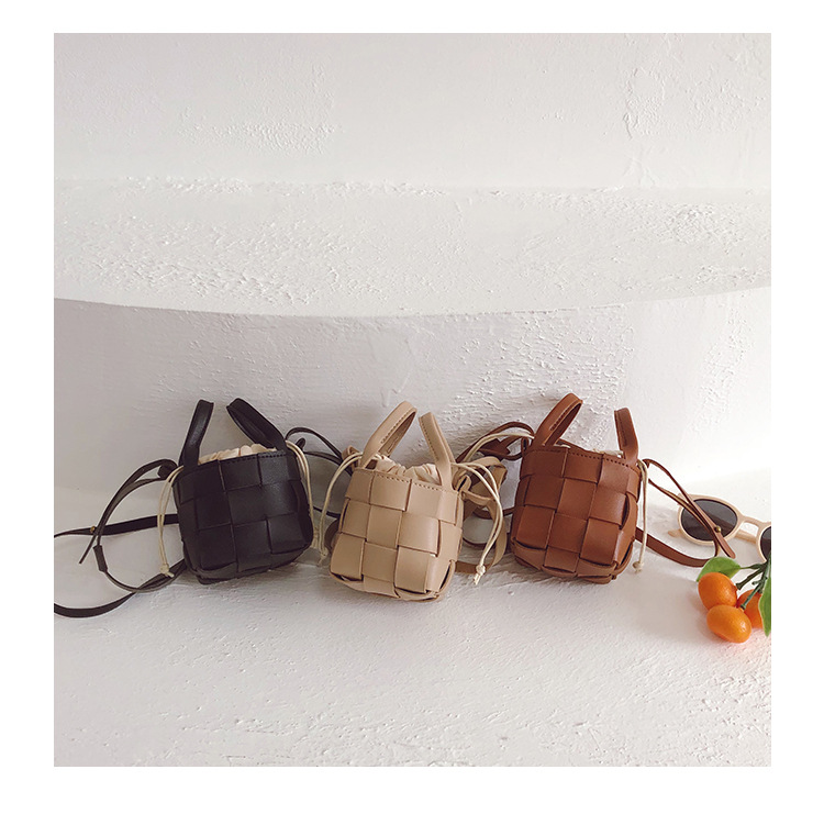 Geometric Pattern Fashion Pu Leather Solid Color Flip Khaki Black Dark Brown Shoulder Bags display picture 1