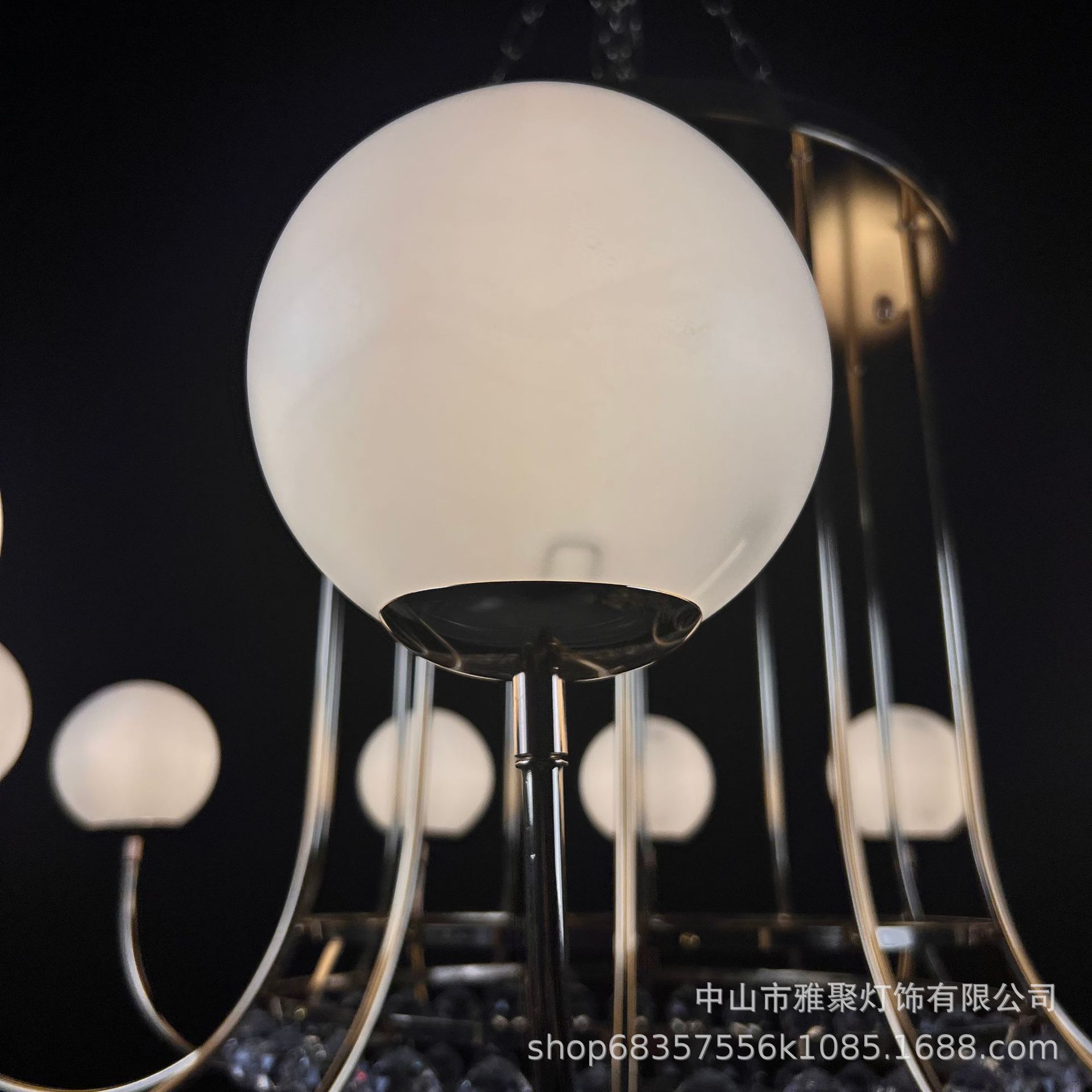 Lámpara de techo de bola blanca lechosa electrochapada de hierro de estilo moderno, candelabro de cristal de alta gama estilo coreano, luz de celebración de bodas con temática forestal.