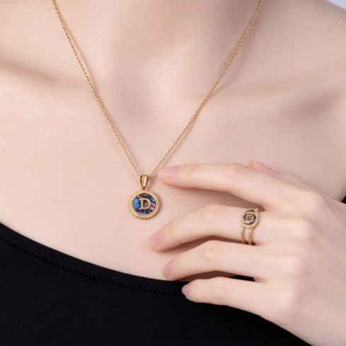 Collar de joyería con letras de acero inoxidable versátil para mujer, colgante redondo de titanio y oro de 18K, venta al por mayor en stock.