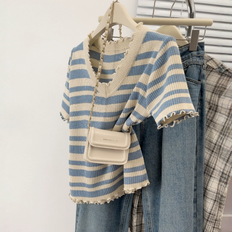 V-образный вырез в полоску с короткими рукавами футболка женская 2025 Новый деревянный грибок тонкий ледяной вязаный топ с положительным плечом дизайн