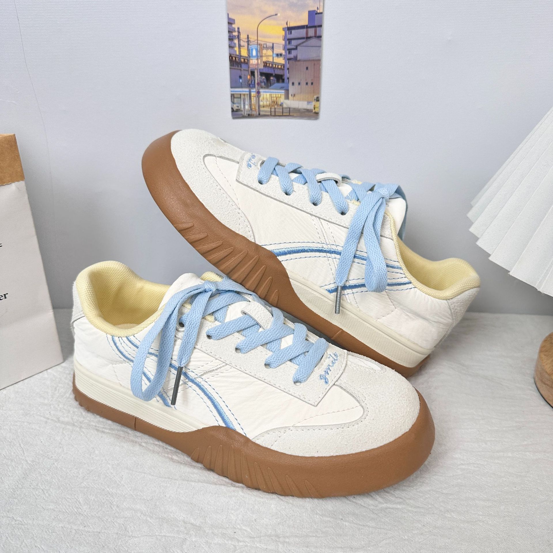 Diseño de onda lejana, suela gruesa, zapatos de entrenamiento alemanes, primavera de 2025, nuevas zapatillas de deporte casuales retro cómodas y versátiles para mujeres