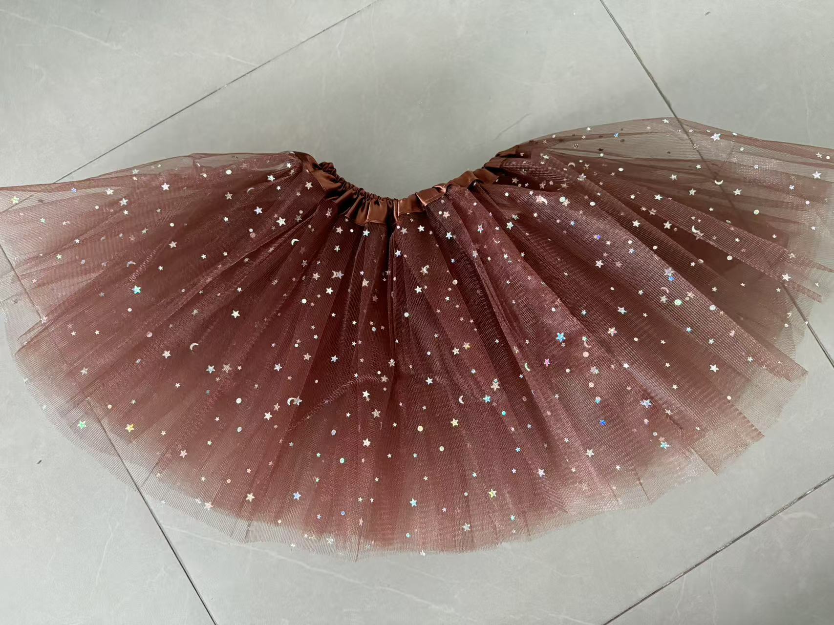 스팽글이 달린 갈색 스커트