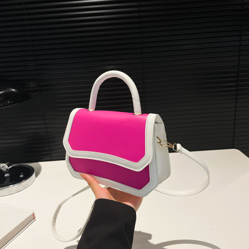 2024 otoño nueva línea de moda para mujer bolso cuadrado pequeño portátil color de contraste costura estilo occidental estilo occidental bolso de mensajero de un solo hombro
