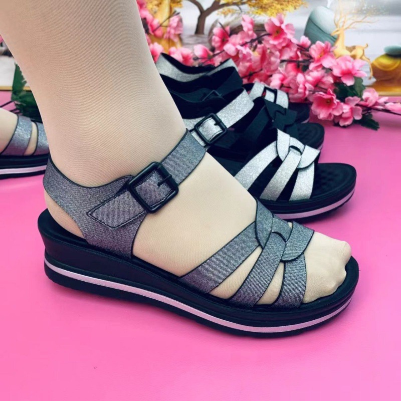 Fashionable beach comfortable sandals