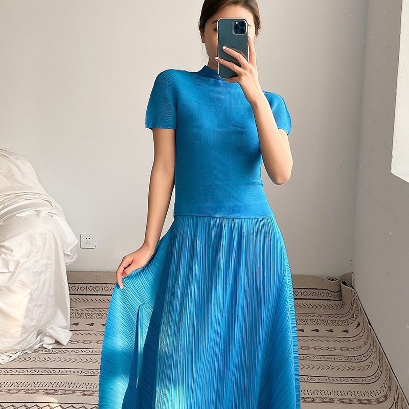 솔리드 컬러 다목적 플리츠 티셔츠 여성 반팔 하이 칼라 얇은 여름 신작 슬림 피트 미야케 기질 탑 라이트 럭셔리 여성 의류