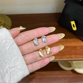 项链;耳环;耳钉