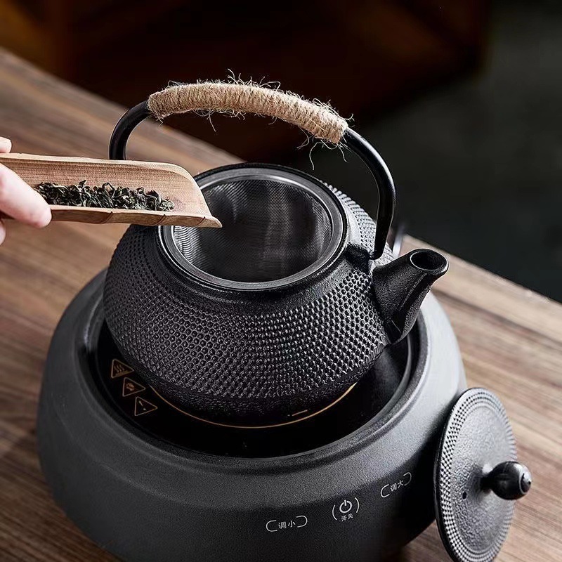 囲炉裏でティーポットを煮ます。日本式のお湯でお茶を入れます。|undefined
