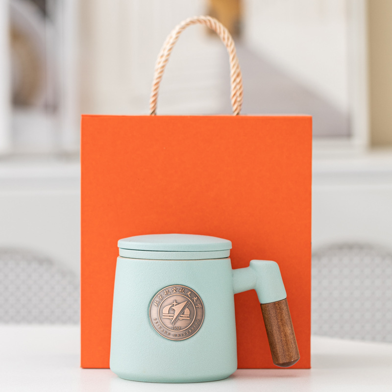 Taza de cerámica famosa escuela taza de filtro taza de marca taza de metal bronce relieve impresión LOGO taza de agua taza con tapa caja de regalo