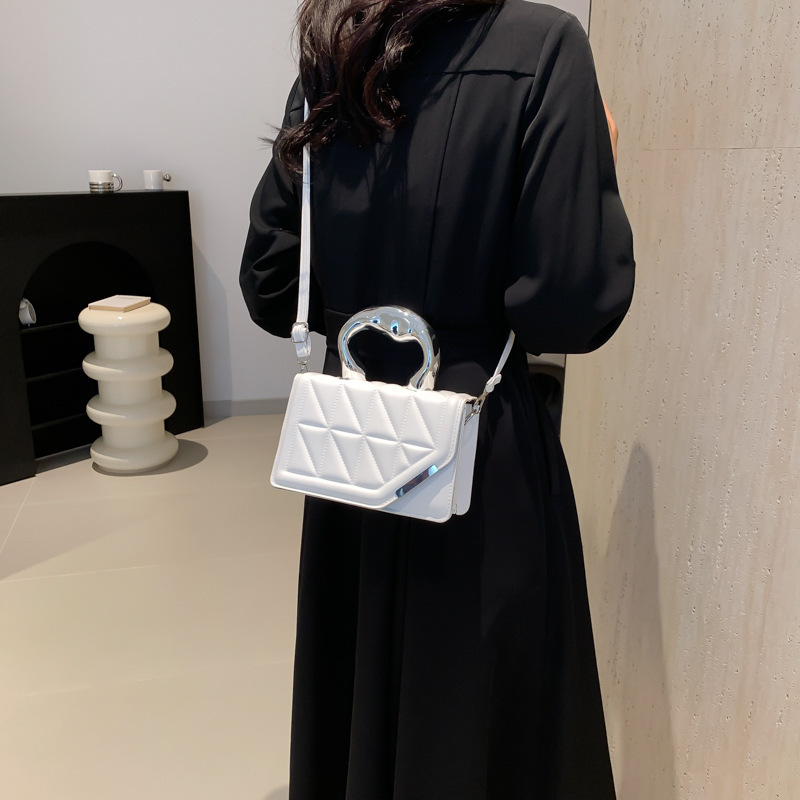 Bolso de textura de diamante para mujeres 2024 nuevo pequeño bolso de mano duro fresco, bolso cuadrado de moda de color sólido de un solo hombro.