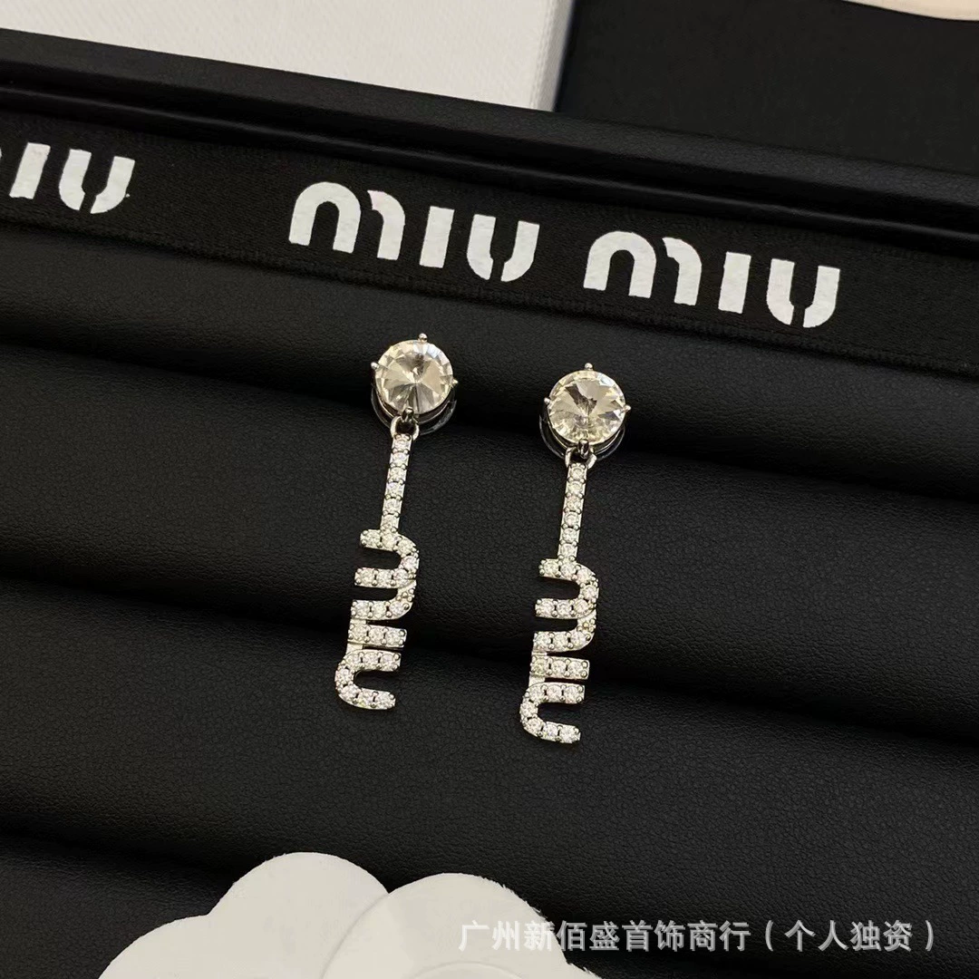 Серьги (Miumiu) с жемчужиной и буквенными подвесками, инкрустация стразами