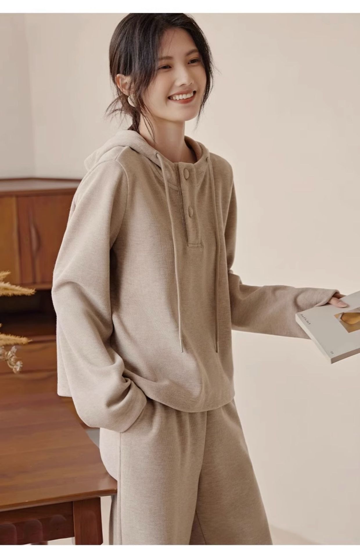 Vêtements pour femmes Maillard porte un costume de style paresseux pour femmes 2024 automne nouvelle mode pull fin à capuche costume deux pièces pour femmes_voghion.com