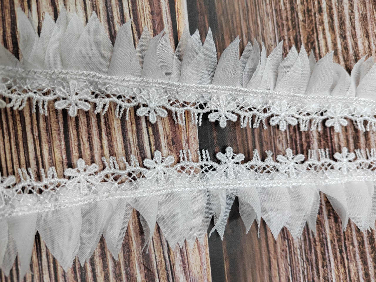 厂家现货直销 3CM宽 雪纺压花排折车涤光花边 雪纺树叶花边辅料