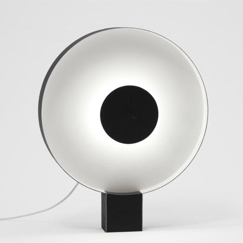 Modern minimalist creative living room table lamp Nordic light luxury hotel office model room study bedroom lamp