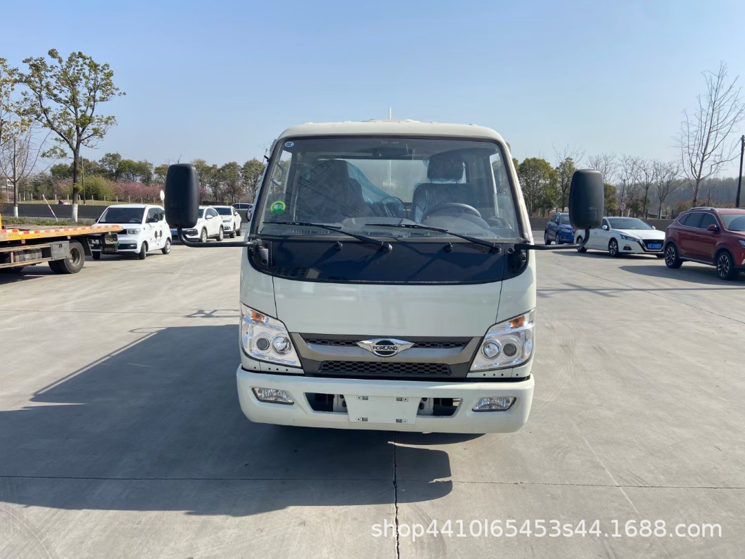 Sprinkler Trucks That Can Go into the Basement, Small Sprinkler Trucks for Road Washing, and a Single Sprinkler Truck Are All Available at Wholesale Prices