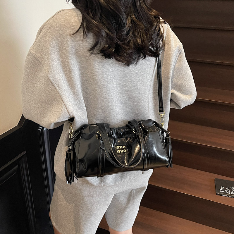 Bolso femenino portátil de cercanías de palo francés francés retro, cuero de cera de aceite retro, cordón plisado, bolso de bola de masa casual de un solo hombro