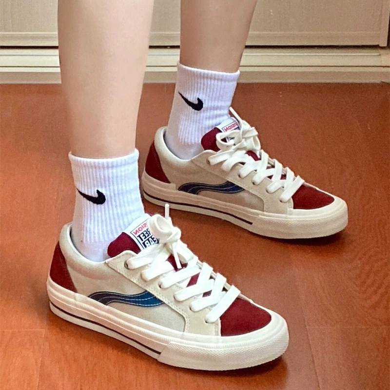 Classic low sneakers for men and women, sports shoes