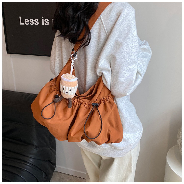 Bolsa de lona de gran capacidad para mujeres 2024 nuevo bolso de hombro casual simple de verano con un sentido de alta calidad de la bolsa de viaje