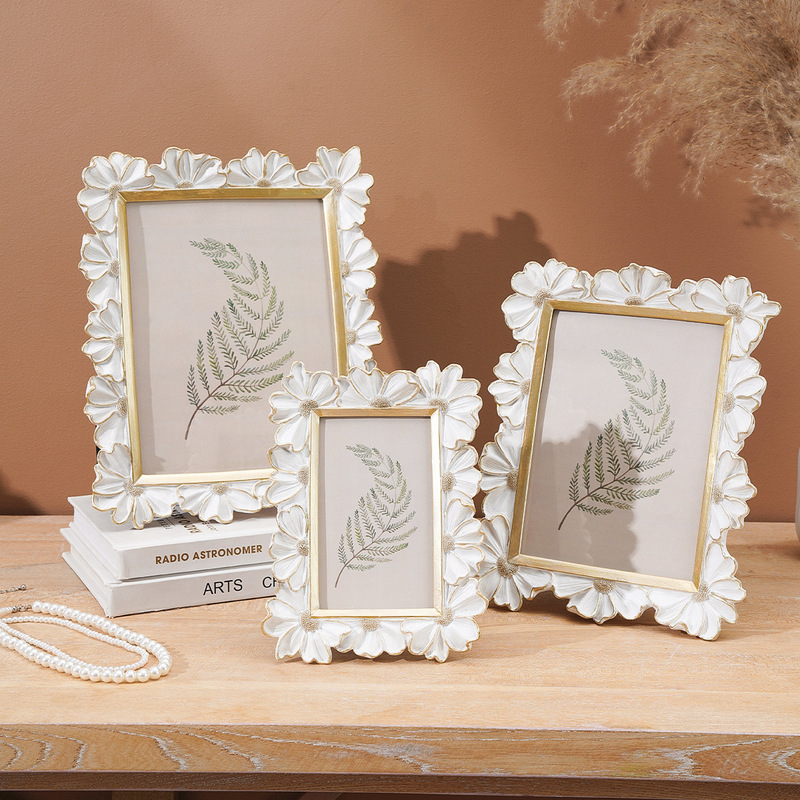 Resin material white with gold edges, three-dimensional daisy flower pattern decorative photo frame, suitable for home photo decoration