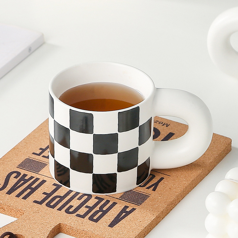 モダンシンプルな白黒コーヒーカップファッションストライプの個性的なファッションのマグカップは太くて太っているコップの陶磁器のコップの女性です。|undefined