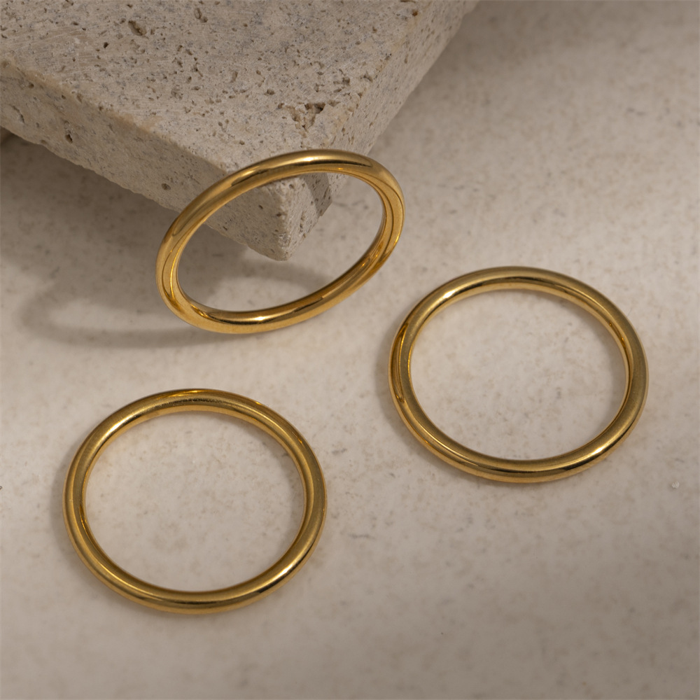 Anillo de acero inoxidable europeo y americano de Tena Anillo de anillo simple de todo fósforo de acero de titanio sin decoloración Anillo de oro y plata a juego de colores al por mayor transfronterizo