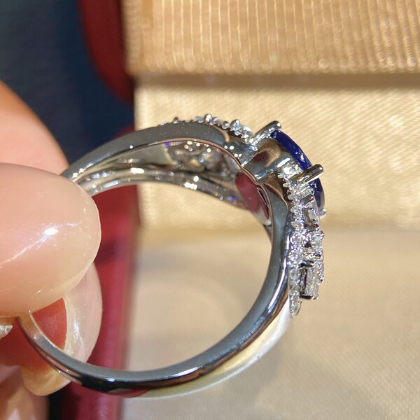 Organic sapphire stone inlay