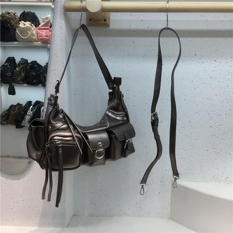 Esta temporada 2024 nuevas mujeres de la axila caliente chica motocicleta bolsa multi-Bolsillo remache bolsa de hombro bolsa de mensajero