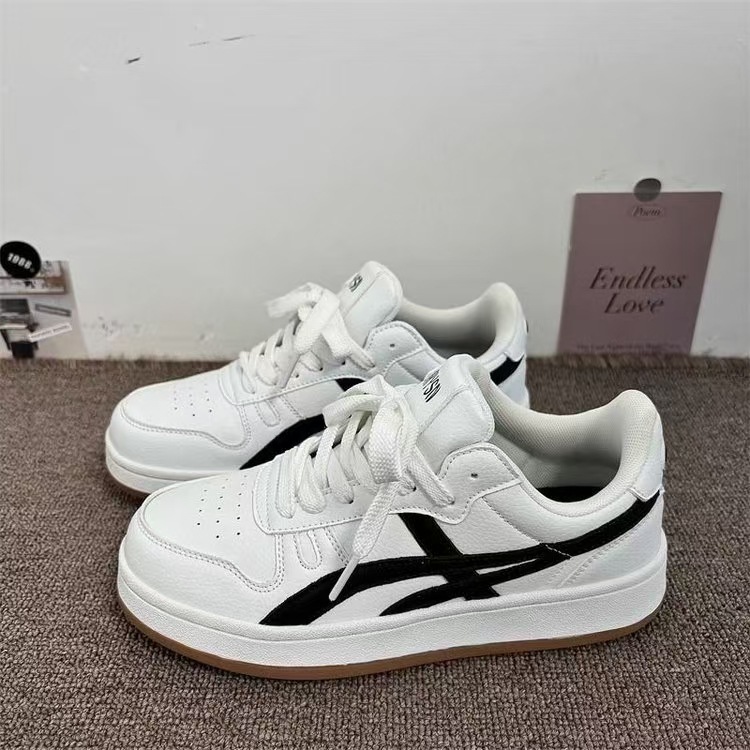 Zapatos de hombre con suela gruesa aumentada de altura crema, zapatos blancos bajos, zapatos de hombre de otoño, zapatos de skate de entrenamiento moral.