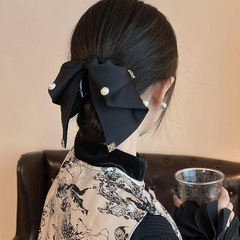 レトロなサテンの蝶結びは女性感があります。