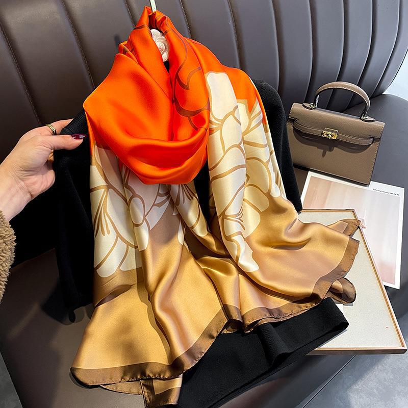 Nuevas letras europeas impresas en piedras preciosas amarillas imitación de seda seda brocado al aire libre con una toalla de playa bufandas de seda para mujeres