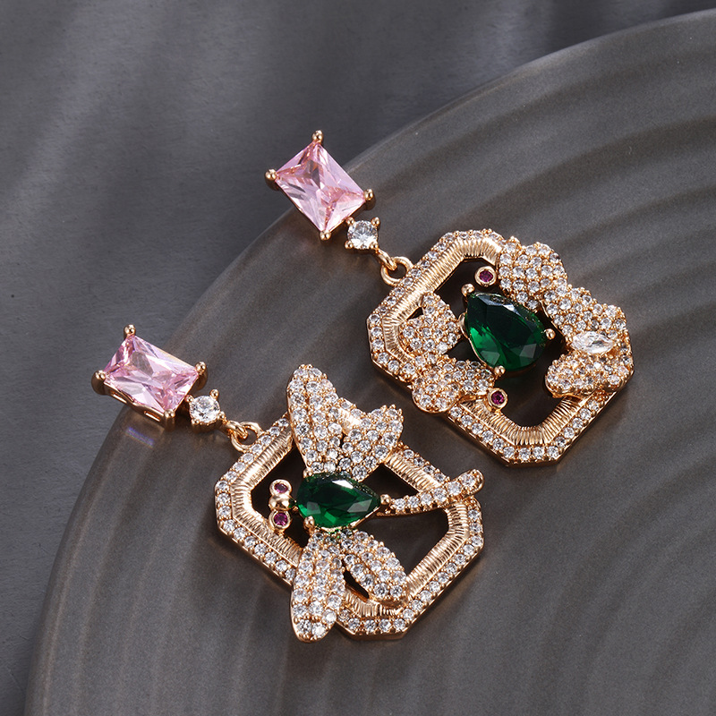 Xuping Europa y América de moda micro incrustado con mariposa de mariposa de mariposa de mariposa de estilo de auriculares lujosos de alto nivel de sensación de otoño e invierno pendientes elegantes