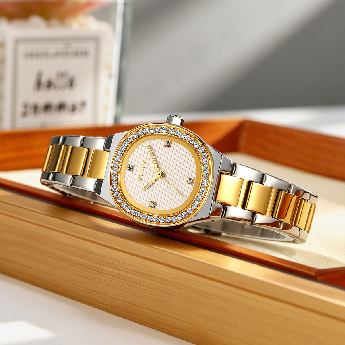 En el momento, el cinturón de acero de diamantes simple reloj de mujer retro versátil reloj de pulsera de mujer a granel de comercio exterior mezcla de lotes fábrica personalizada fuente