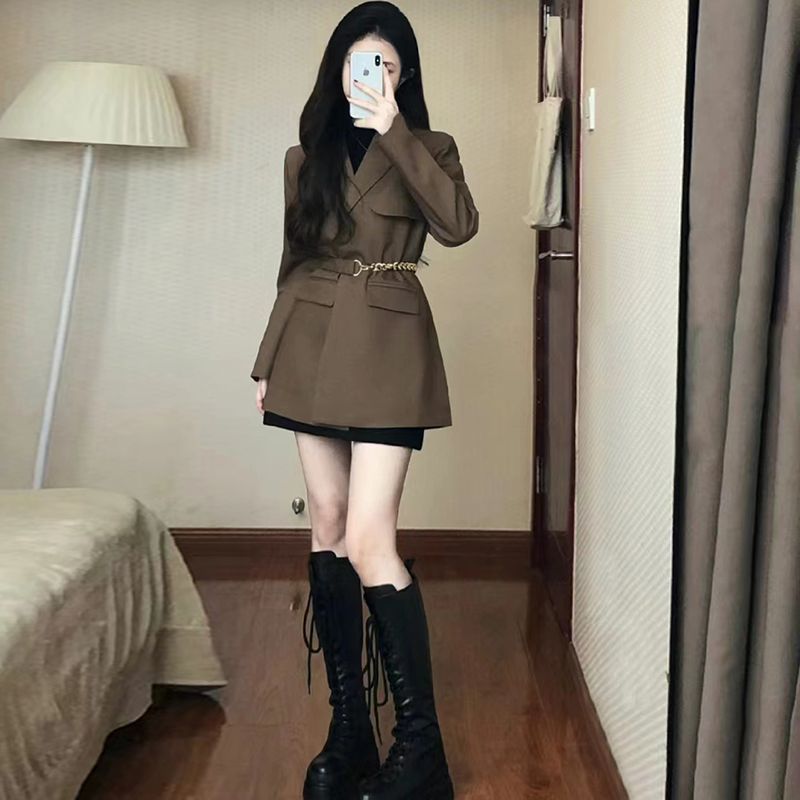 高級なデザイン感のある黒いスーツのコートの女性の気質は韓国系の軽くて熟しています。|undefined