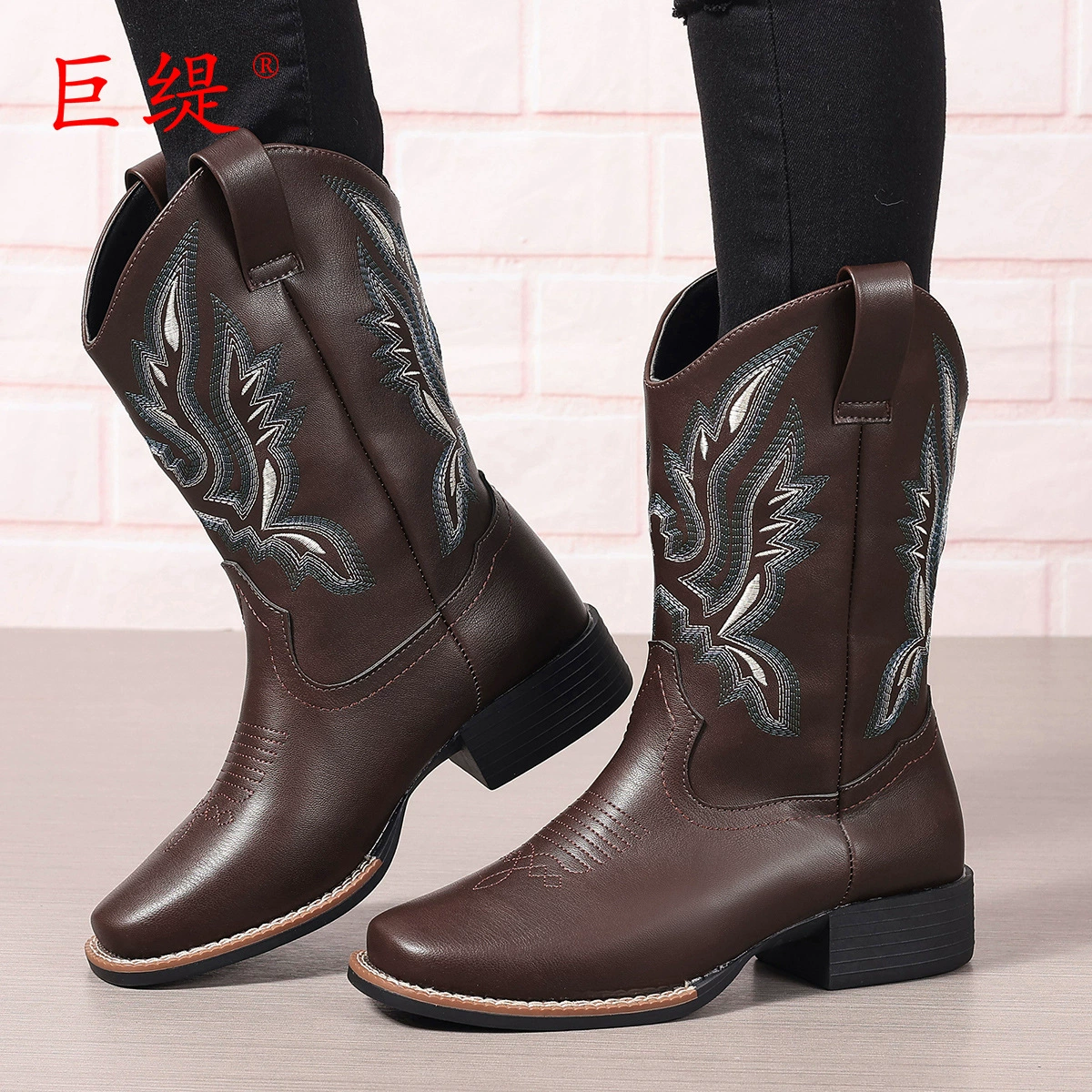 Гигантские спотовые женские сапоги для внешней торговли 2025 осень-зима новая европейская и американская внешняя торговля толстые каблуки большого размера вышитые средние сапоги