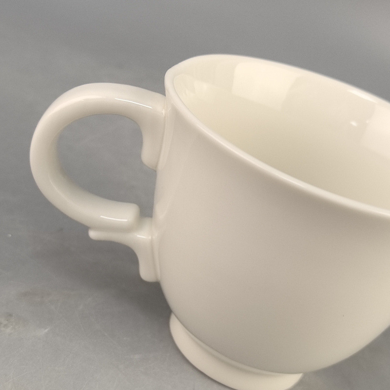 Tazas de café blancas cerámicas de dibujo de flores Latte doméstico simple taza de café de temperatura media europea una taza de café al por mayor