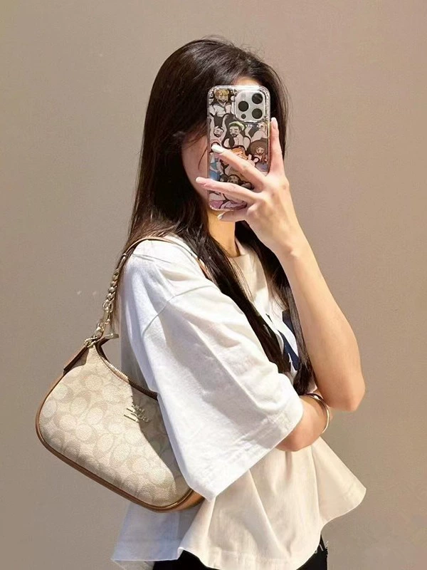 Классическая универсальная сумка-точка? (Human: The first item: "Classic universal handheld summer shoulder bag, chain, one-shoulder bag" -> "Классическая универсальная сумка через плечо летом, цепочка, односторонняя сумка"
