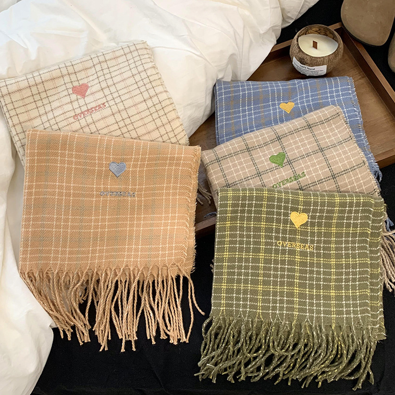 Bufandas de invierno femeninas de alta calidad 2025 nuevo estilo coreano de bordado universal amor retro bufandas a cuadros al por mayor