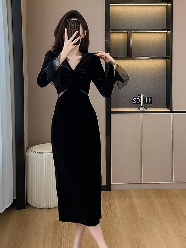 黒の高級感の長袖の金のベルベットのワンピースの女性の秋vネックのネットの糸は腰を現してやせています。|undefined