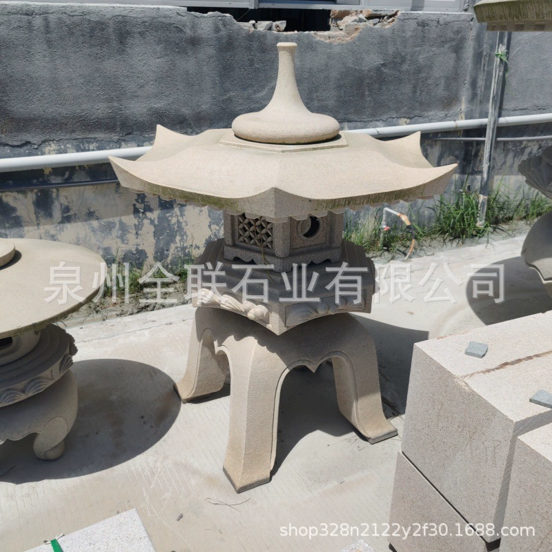 Скульптура каменного фонаря во дворе садового сообщества Скульптура живописная местность