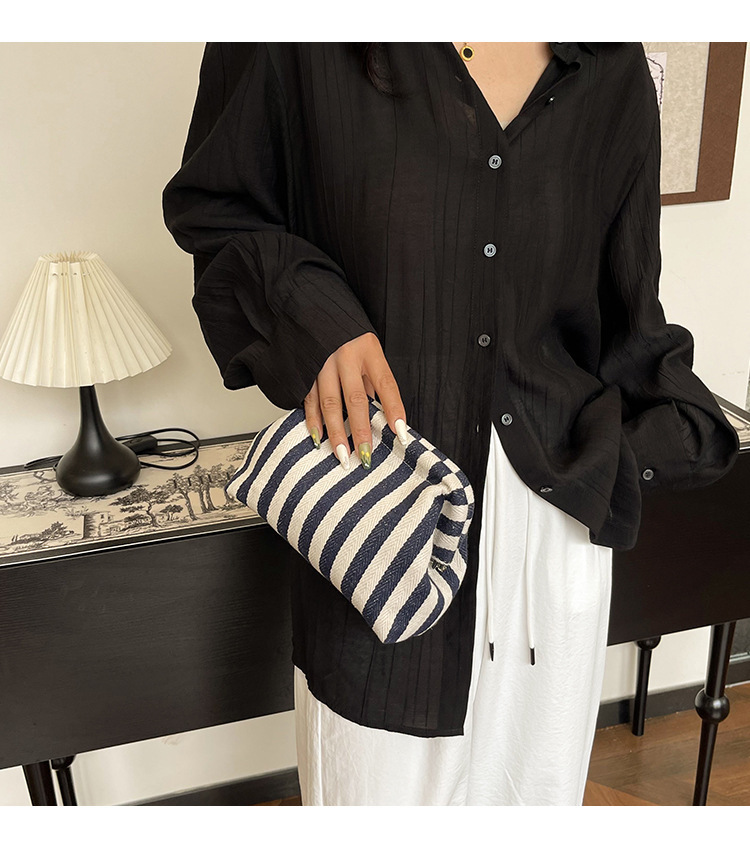New cross-border fashion color-blocking striped cosmetic bag, women's loose change mobile phone storage bag, trendy and niche cloud clutch full figure