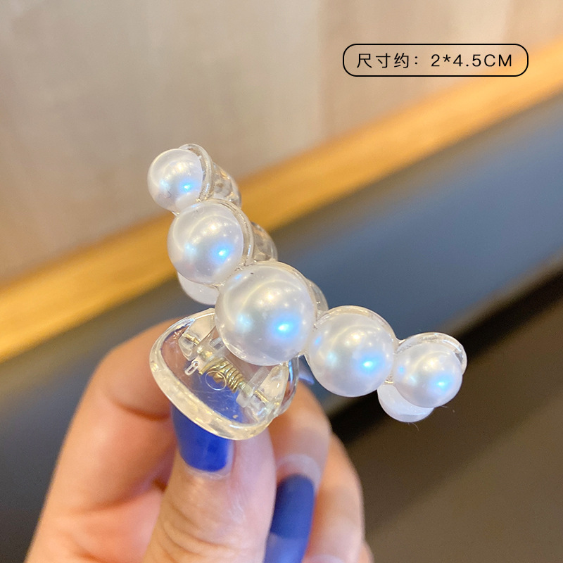 작은 투명 진주 머리핀.