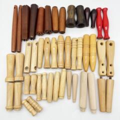 木の取っ手の調理器具の木の取っ手は穴の金属の工具の木の柄を通して猫の棒の木製の取っ手の印鑑の取っ手を笑わせます。
