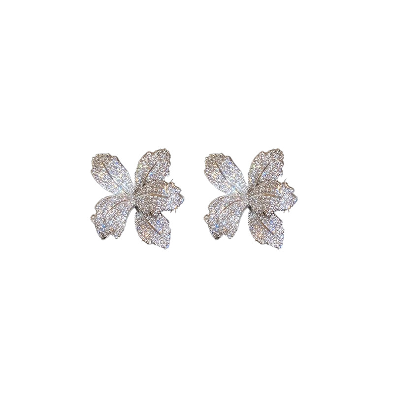 Aguja de plata Pendientes de flores de diamantes llenos súper parpadeantes europeos y americanos Pendientes de alta calidad exquisitos Pendientes de lujo simples y ligeros al por mayor
