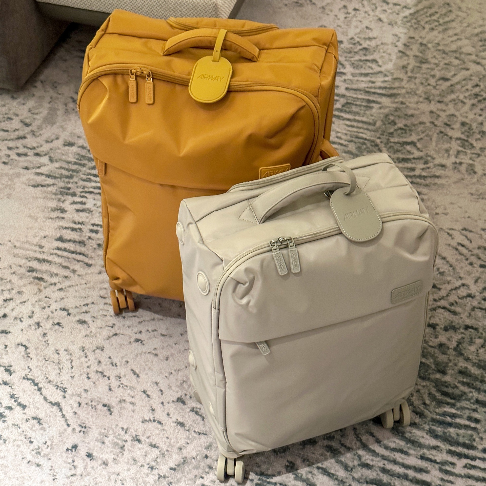 Waterproof Oxford cloth ultralight luggage with universal wheels, 20-inch carry-on, weighs only 2.1KG. 24-inch zippered travel suitcase.