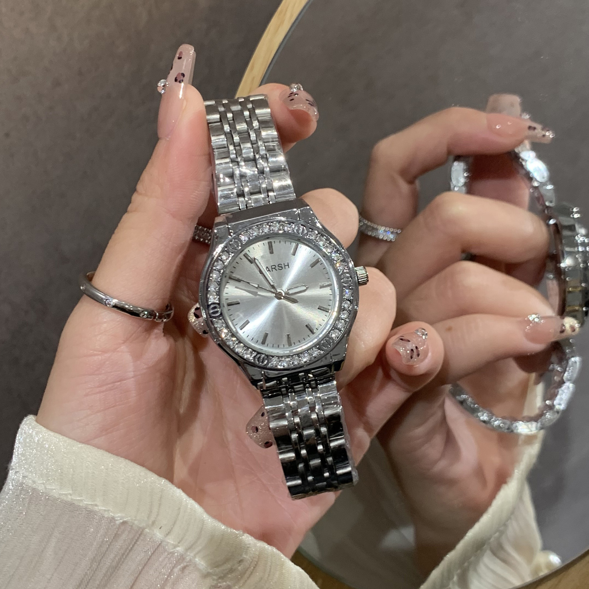 New Minimalist Elegant Lightweight Luxury Fashion Women's Watch with Diamond-Embedded Steel Band High-Grade Appearance Direct Factory Sales Hot-Selling Model