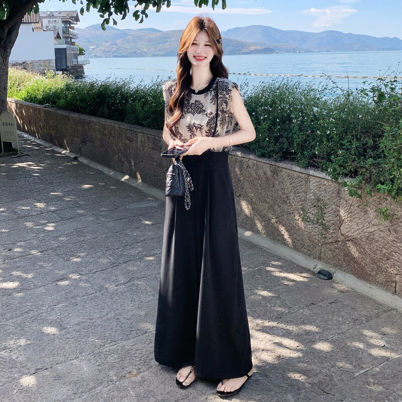 French-Style Elegant Printed Sleeveless Top and Suspender Pants Set for Women, Summer 2026 New Model, Stylish and Chic Two-Piece Set French-Style Elegant Printed Sleeveless Top and Suspender Pants Set for Women, Summer 2026 New Model, Stylish and Chic Two-Piece Set